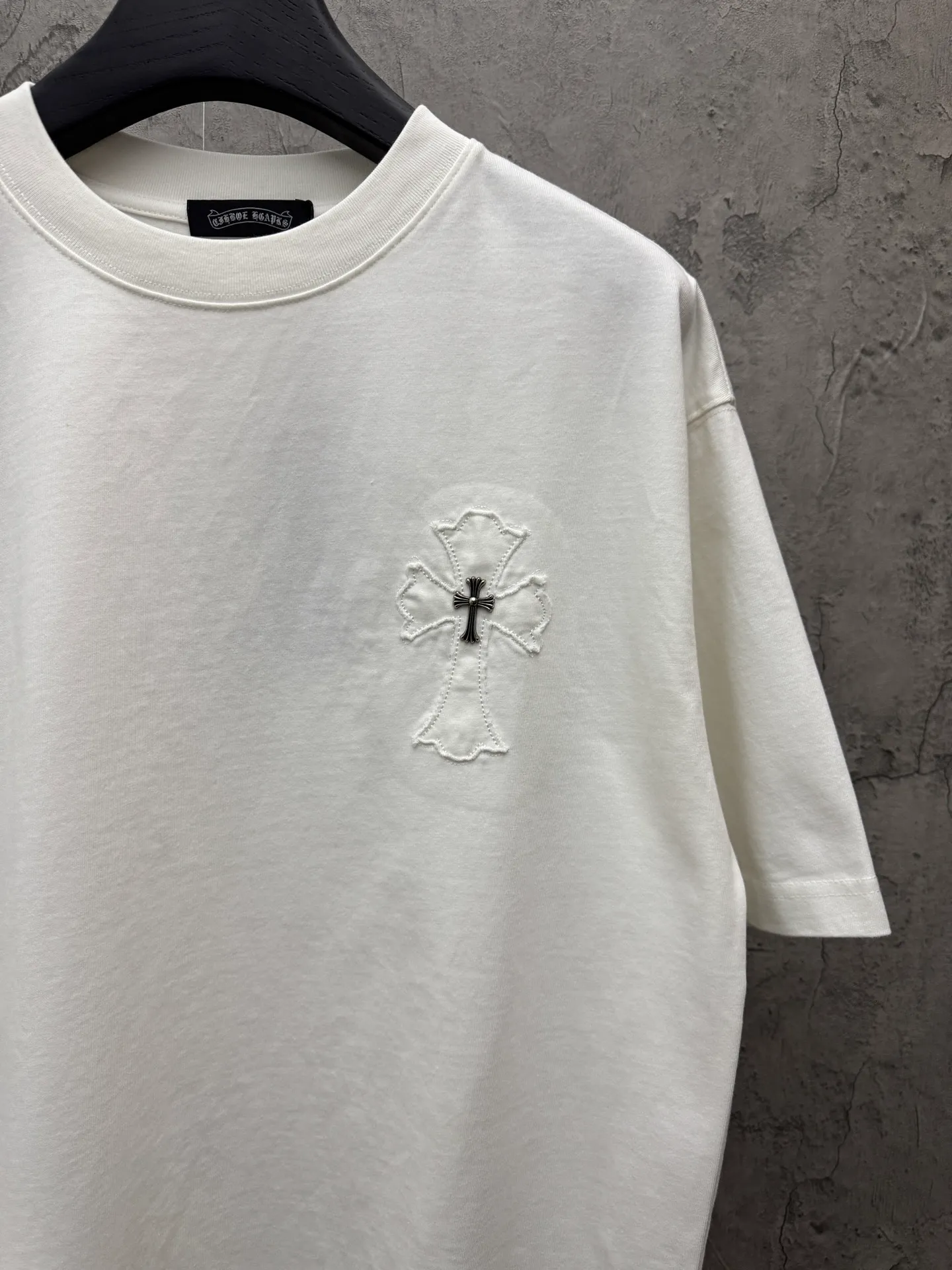 P180 top version, real shot without P, ​​different from market currency) 𝗖𝗵𝗿𝗼𝗺𝗲 𝗛𝗲𝗮𝗿𝘁𝘀/Croxin 2026 spring new original single counter American laser burnt patch embroidered couple short sleeves 👑The highest version! Customized fabric 300 grams, best-selling model at the counter, very comfortable to wear. Accessories: original molded and authenticated collar label ➕ 100% silk wash water label. Genuine purchase-grade original hangtag➕matching hanging rope➕3D hanging beads➕original packaging bag. Craftsmanship: The original version has consistent wiring! The highest version of the armhole matching technique! Color: White Black Size: S M L XL Style No.: 26-2028